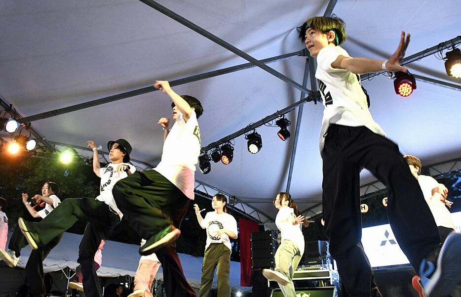 迫力あるダンスを披露した城フェス出演者＝28日午後7時25分ごろ、弘前市の弘前公園