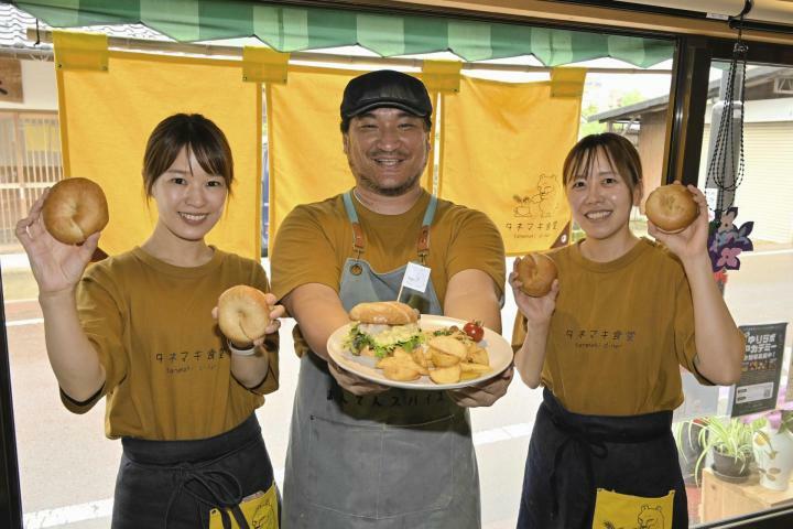 ベーグルランチを提供する「タネマキ食堂」をオープンした（左から）久万川さん、後藤さん、田中さん