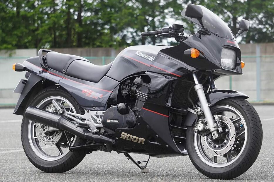 カワサキのスタンダードバイクとして、約20年間製造が続けられたGPZ900R Ninja。その存在が世間に大きく知られるようになったのは、映画「トップガン」で主人公マーヴェリックの愛車として登場したことだろう。