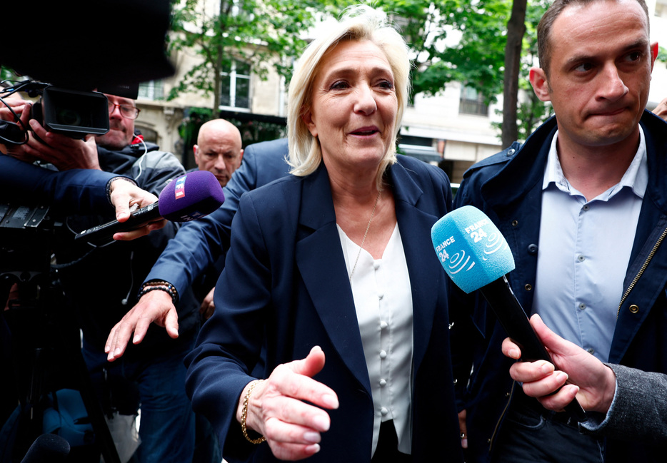 ６月１１日、フランスの右派政党、共和党のシオティ党首は、今月末の総選挙でマリーヌ・ルペン氏（写真）の極右「国民連合」（ＲＮ）との協力を呼びかけた。写真はパリで１０日撮影（２０２４年　ロイター／Gonzalo Fuentes）