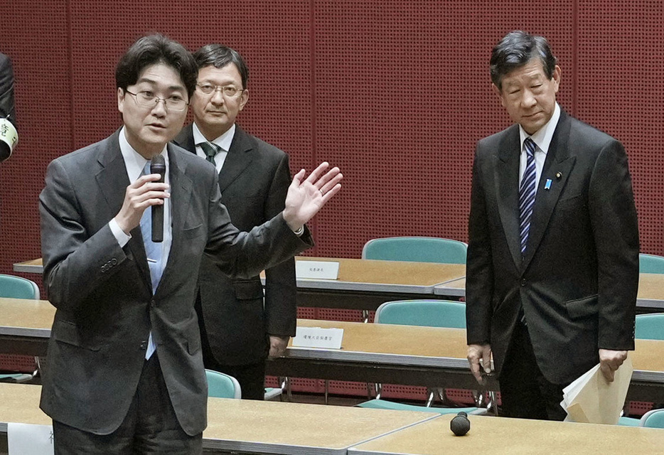 5月1日に行われた懇談の場で、参加者からの質問に答える木内哲平氏。右は退席する伊藤環境相＝熊本県水俣市