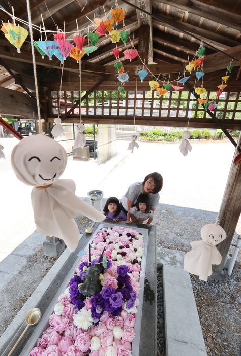 てるてる坊主や花が飾られた手水舎