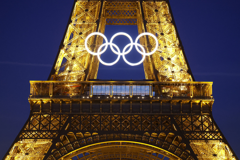 今夏のパリ五輪開幕まで５０日を切り、パリの観光名所であるエッフェル塔に五輪マークが設置された（２０２４年　ロイター）