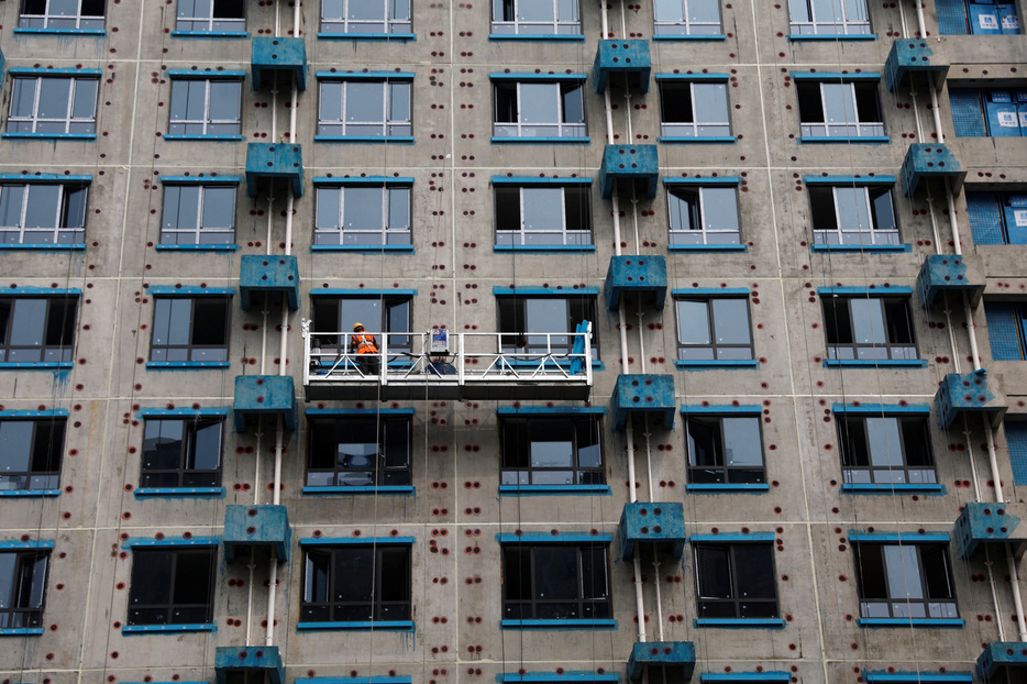 　６月１７日、５月の中国新築住宅価格は１１カ月連続で下落した。政府の支援策にもかかわらず、不動産部門の苦境は底が見えない状況だ。写真は集合住宅の建設現場。北京で昨年９月撮影（２０２４　ロイター／Tingshu Wang）