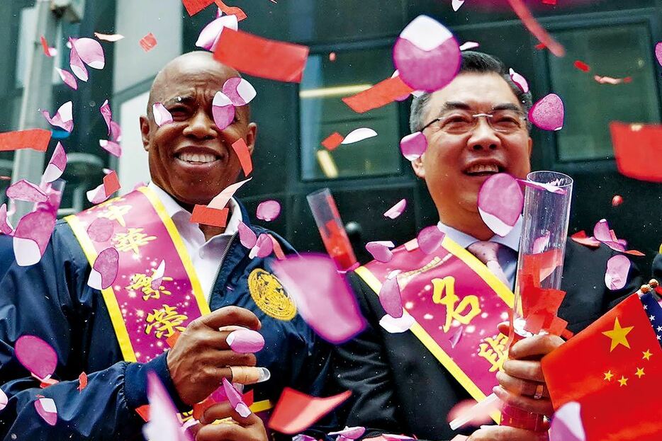 2022年の第1回パレードに参加したアダムズ市長（左）と中国総領事の黄　COURTESY OF THE OFFICE OF THE MAYOR OF NEW YORK