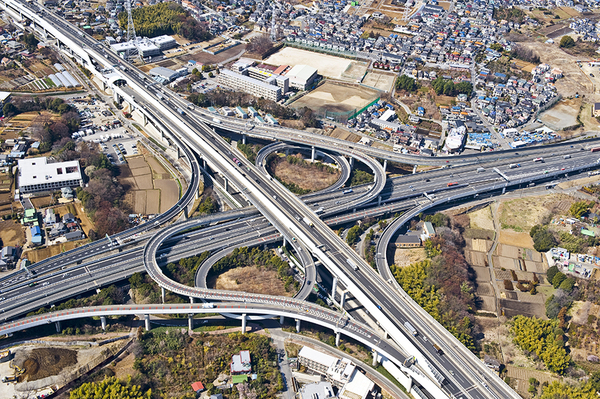 東北道（右）、首都高（左）、外環道が交わる川口JCT（画像：NEXCO東日本）。