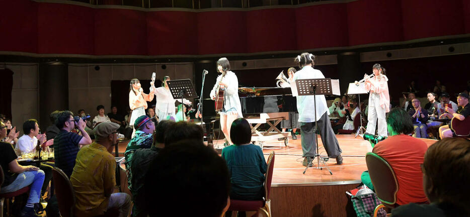 東京女子プロレス　「東京女子パラダイスオーケストラ」による演奏。中央は辰巳リカ（東京女子プロレス提供）
