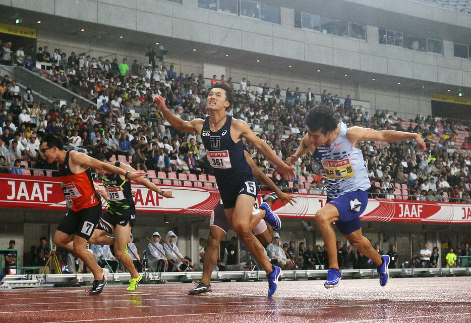 男子１００メートル決勝、ゴールする（手前右から）坂井隆一郎、柳田大輝＝３０日、新潟・デンカビッグスワンスタジアム