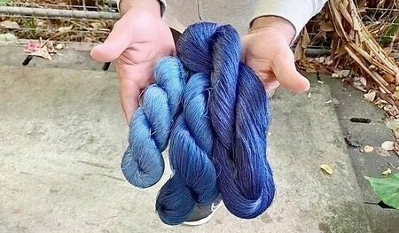 琉球藍で染色した糸（琉球藍製造技術保存会提供）