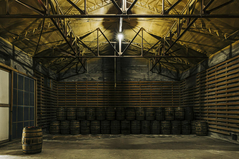 蒸留設備の裏にある、かつての備蓄米倉庫で蒸留酒を貯蔵している。大正時代に基礎が建てられた、夏場も冬場も温度変化の少ない石造りの倉庫だ。