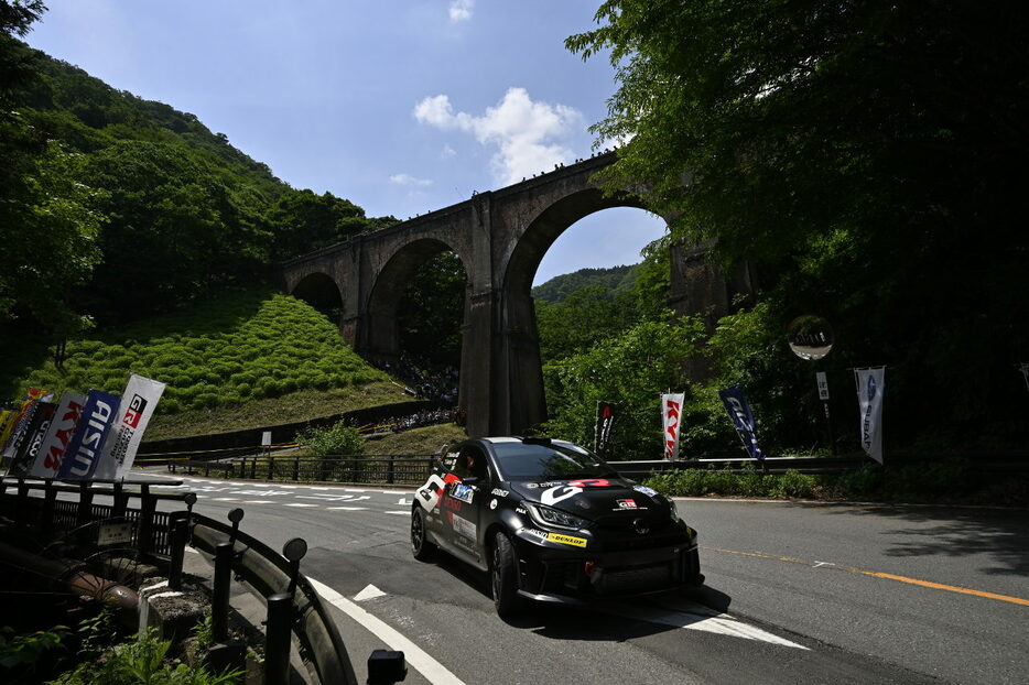 めがね橋（碓氷第三橋梁）を背景に駆け抜ける眞貝知志／安藤裕一組（トヨタGRヤリスGR4ラリーDAT） 2024年全日本ラリー第5戦モントレー