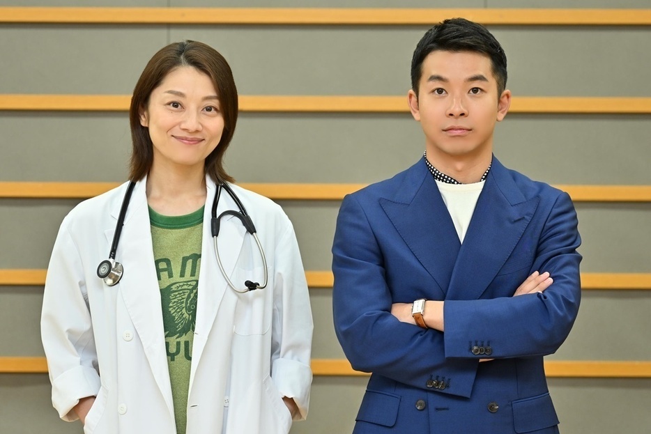 『新宿野戦病院』にW主演する小池栄子(左)と仲野太賀　撮影：蔦野裕