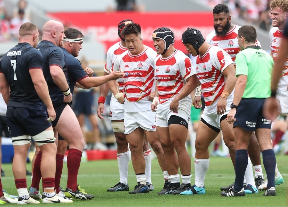 スクラムでもイングランドに奮闘を見せた日本代表。若いフロントロー陣にとってこの経験は自信になる（撮影：髙塩隆）