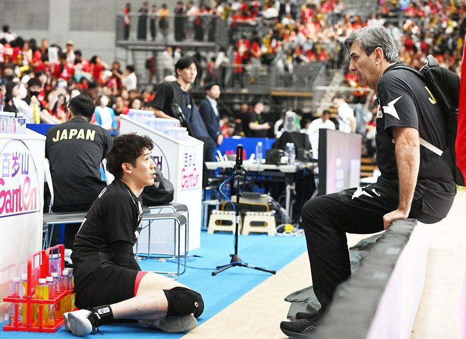 試合後、石川祐希と話し込むブラン監督