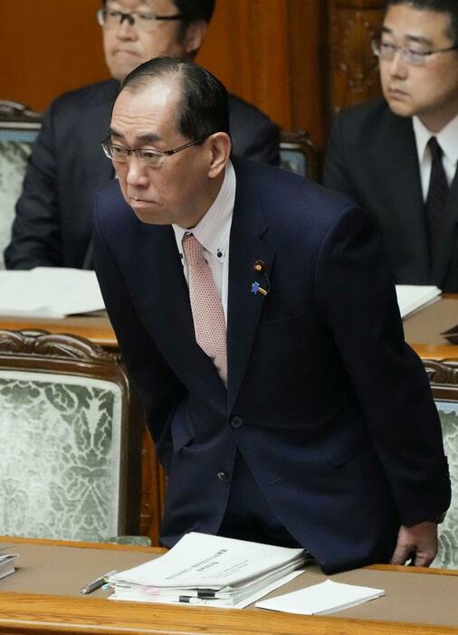 参院本会議で改正地方自治法が可決、成立し一礼する松本総務相＝19日午前