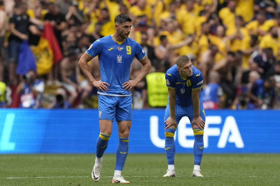 ルーマニアに敗れ肩を落とすウクライナの選手たち　（APi）