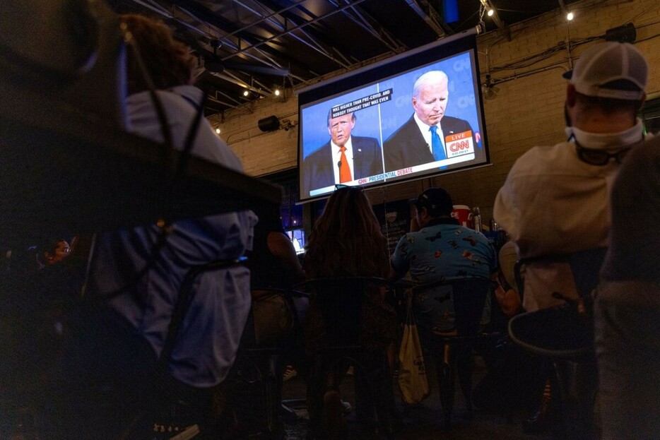視聴パーティーで大統領選討論会の様子を見守る人々＝２７日、米首都ワシントン