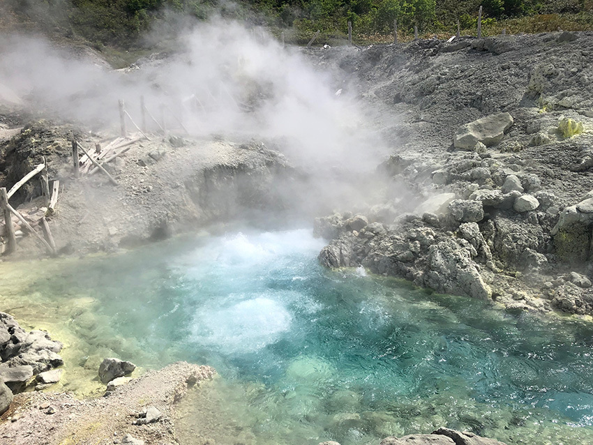 湧出量日本一を誇る玉川温泉の大噴は、常に98℃の熱湯が噴出している。