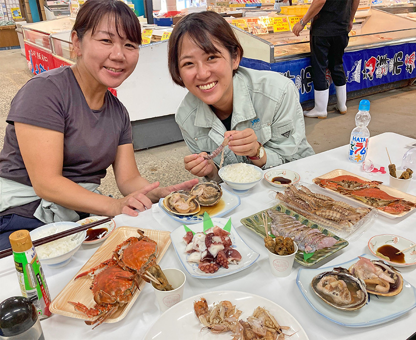 三河湾で揚がった新鮮な海産物をその場で食べられる。