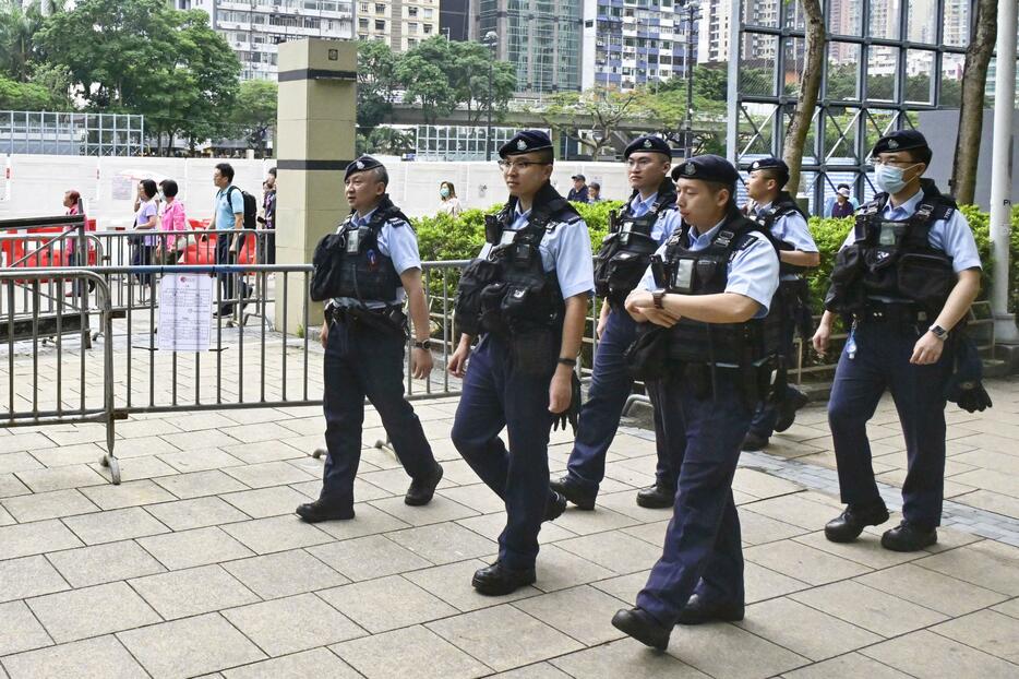 香港のビクトリア公園周辺を警戒する警察官＝4日（共同）