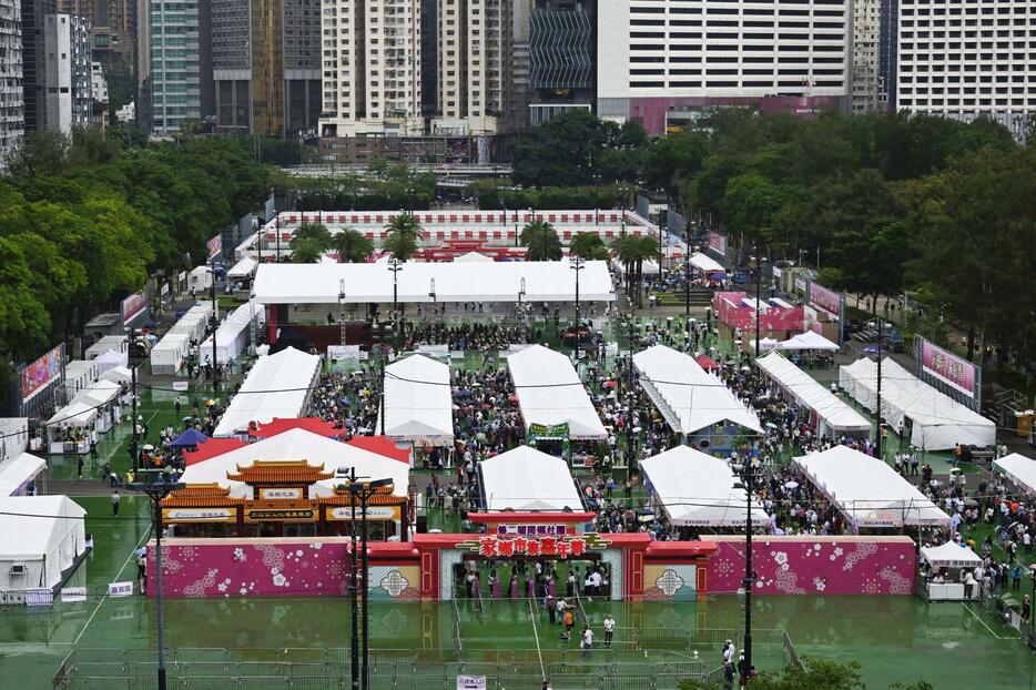 天安門事件から35年を迎えた4日、中国物産展が開催された香港のビクトリア公園（共同）