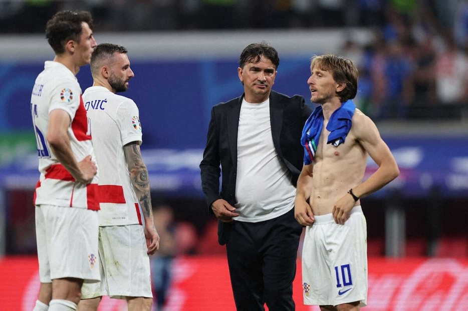 ＜欧州選手権　クロアチア・イタリア＞試合後、落胆するモドリッチ（右）を気にかけるクロアチア代表のダリッチ監督（右から2人目）（ロイター）