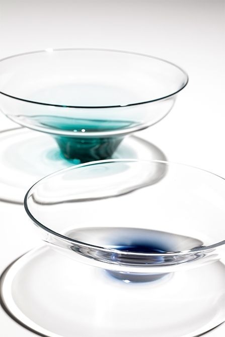 ガラス工芸作家である塩谷由佳乃の作品。上・「藍の器（Ⅰ）」2万2000円、下・「藍の器（Ⅱ）」1万1000円。