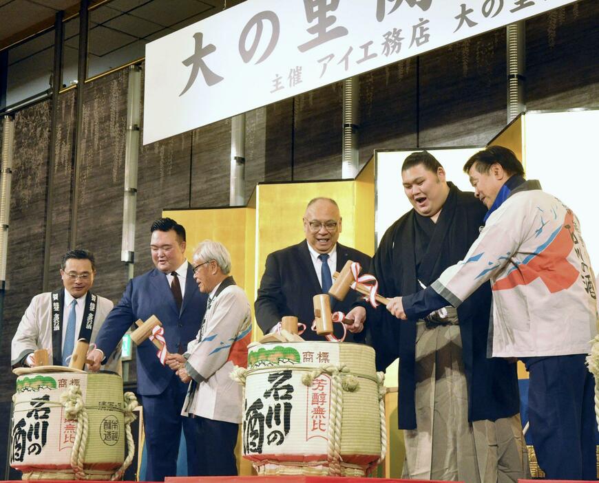 初優勝祝賀会で鏡開きを行う大の里（右から2人目）ら＝2日、金沢市内