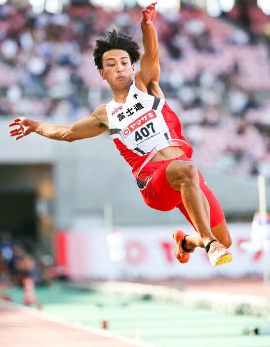 男子走り幅跳び決勝で跳躍する橋岡優輝
