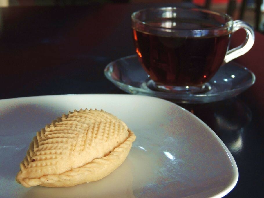 濃厚なお茶と一緒に親しまれる。アゼルバイジャン流「シェチェルブラ」の食べ方