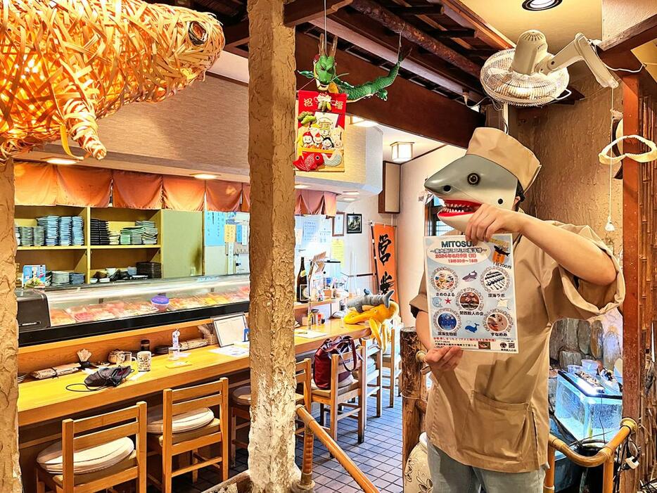 サメのムービングマスクをかぶる「寿し まつもと」3代目の松本剛さん