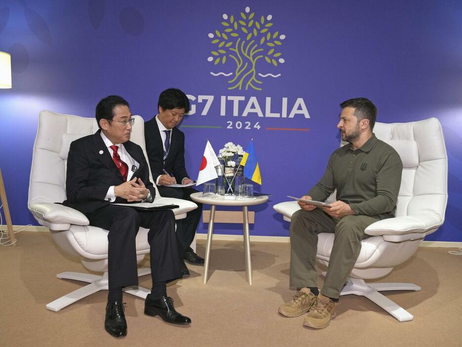 ウクライナのゼレンスキー大統領（右）と会談する岸田首相＝13日、イタリア南部プーリア州ファサーノ（共同）