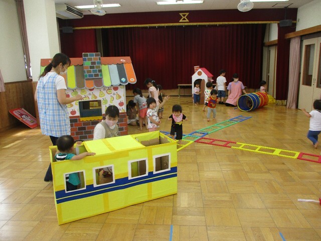 手作りの電車などで遊ぶ子どもたち（画像提供：豊橋市）