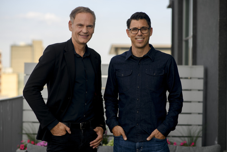 VWのオリバー・ブルーメCEO（左）とリビアンの創業者でCEOのRJ・スカリンジ（右）｜RIVIAN