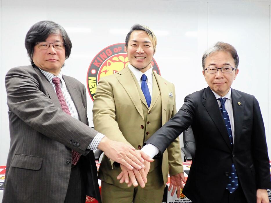 　就任半年の記者会見を行った新日本プロレスの棚橋弘至社長（中）。左は木谷高明オーナー、右は松本仁司取締役社長室長