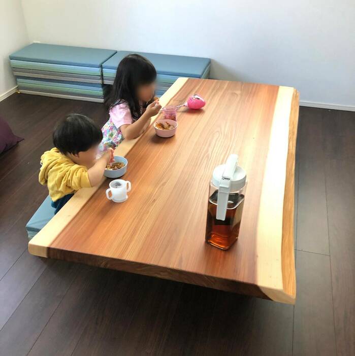KEAのプレイマットは、子どもの昼寝用や遊び場として使えたり、時には椅子やテーブル代わりにもなる。