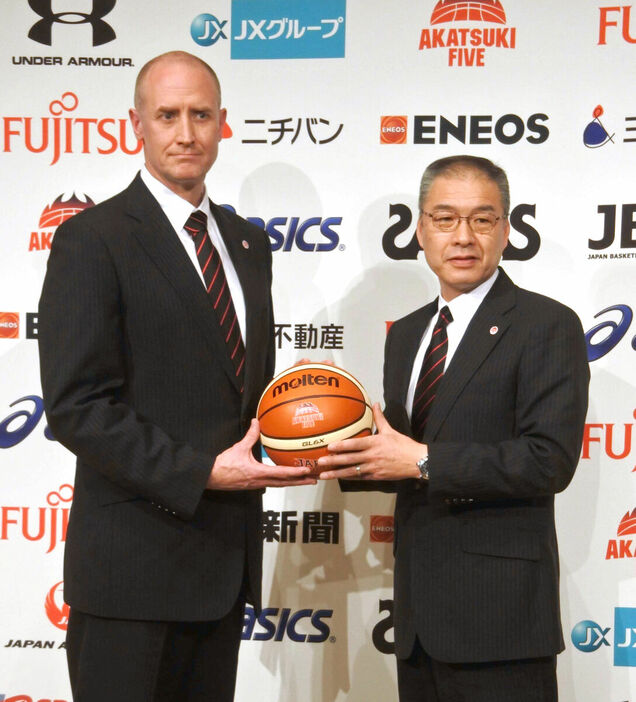 新にバスケ女子日本代表監督に就任したトム・ホーバス氏（左）と退任する内海知秀監督（右）（２０１７年１月撮影）