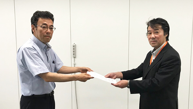 要望書は橋本会長（左）が小松秀夫・同庁家庭福祉課長に手渡した