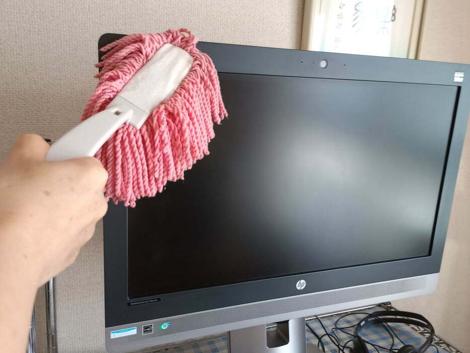 ホコリがつきやすいパソコン画面、テレビなどは毎日サッとハンディモップで掃除します