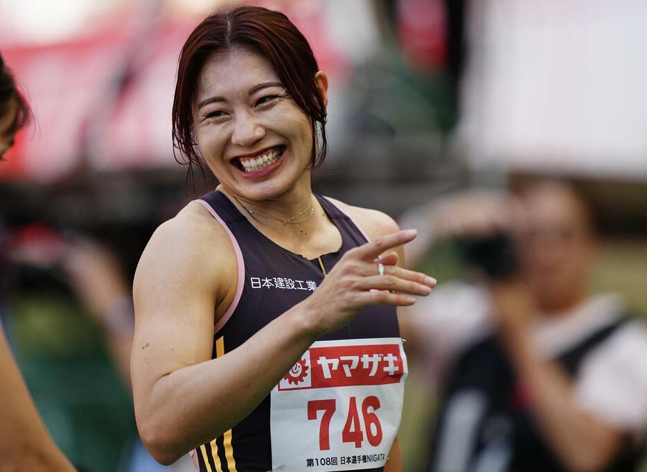 女子100メートル障害予選、大会新記録を出し祝福に笑顔を見せる福部（撮影・垰建太）