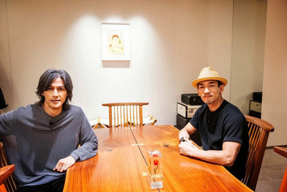 Ｂ’ｚの稲葉浩志(左)、元サッカー日本代表の中田英寿氏と初共演した