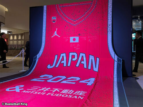 女子日本代表への応援メッセージが書き込まれたジャイアントユニフォーム［写真］＝バスケットボールキング