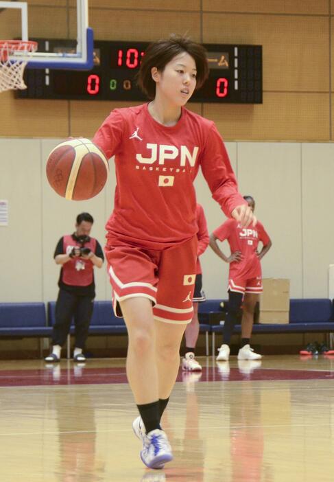 公開された練習でドリブルするバスケットボール女子日本代表の山本＝東京都内