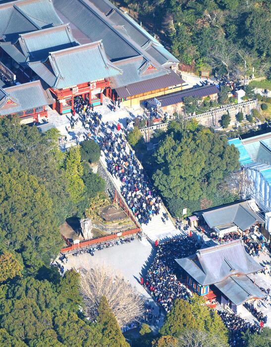 大勢の参拝客でにぎわう鶴岡八幡宮＝2017年1月、神奈川県鎌倉市