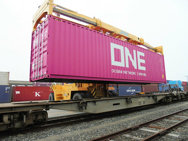 日本では20フィート、40フィートの国際海上コンテナの鉄道輸送も一部で行われている（画像：JR貨物）。