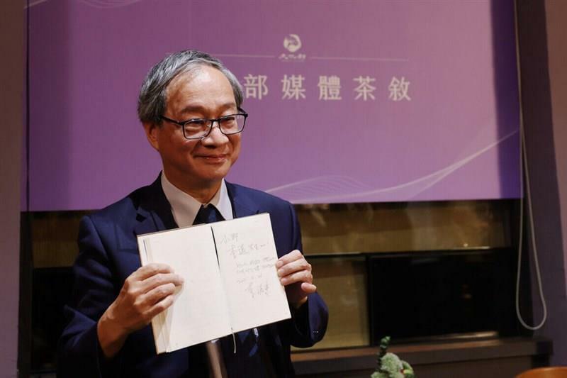 24日のメディア懇親会で韓国のイ・チャンドン監督のサインを見せる李遠文化部長