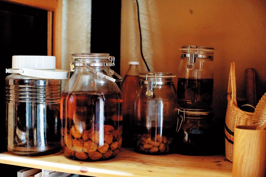 梅干しや梅酒、らっきょう漬けなどは、光の当たらない棚に瓶ごと並べて保管