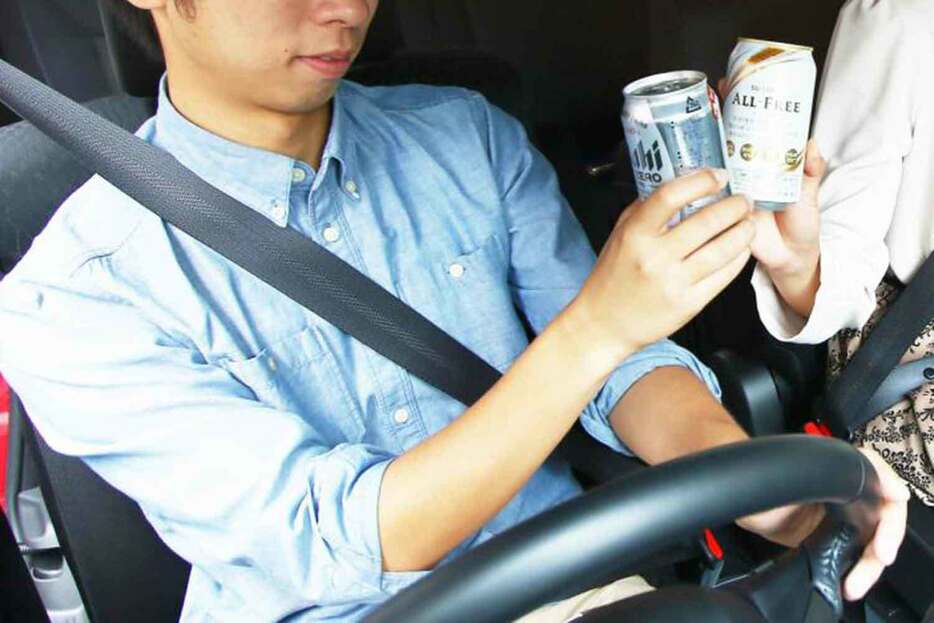 一般的に飲酒運転と言われている違反には、「酒気帯び運転」と「酒酔い運転」の2種類があり、罰則内容が異なっている。ただ、これには「分ける必要がない」という声も多い。