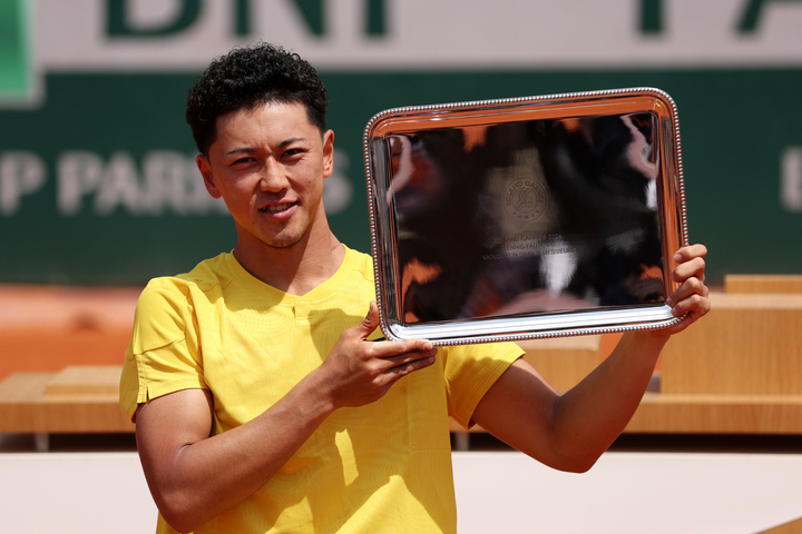 小田凱人にとって四大大会の連覇は今回の全仏オープンが初めて。クレーでも攻めのテニスを貫いて頂点に立った。（C）Getty Images