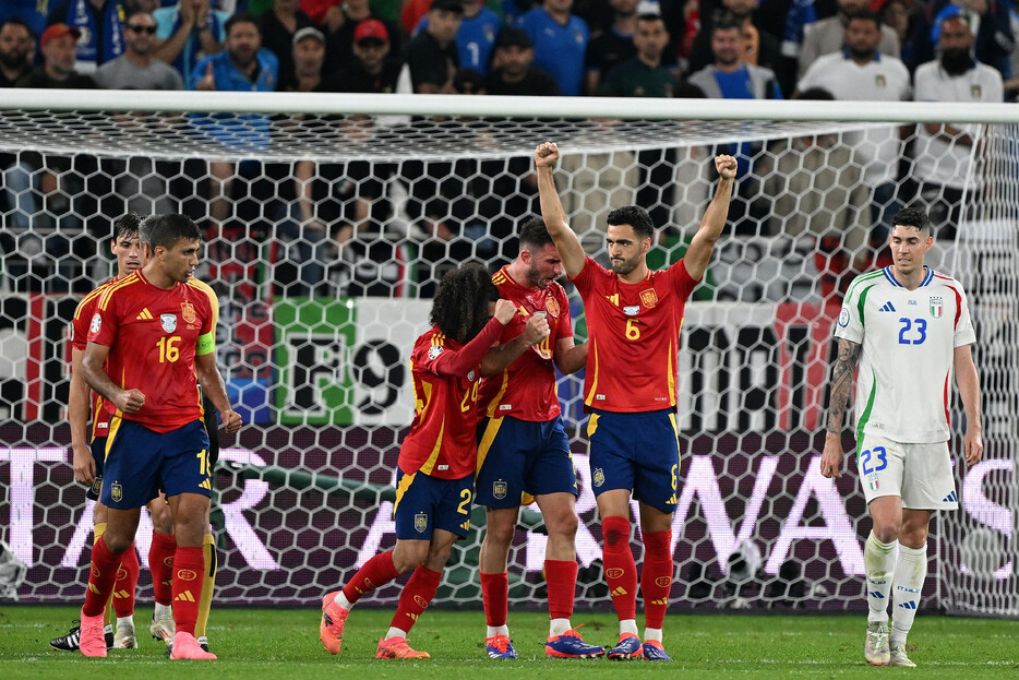 サッカー欧州選手権は２０日、ドイツ各地で１次リーグ第２戦が行われ、Ｂ組のスペインは前回覇者のイタリアを１―０で下し、２連勝で決勝トーナメント進出を決めた。写真は喜ぶスペインの選手たち＝ゲルゼンキルヘン